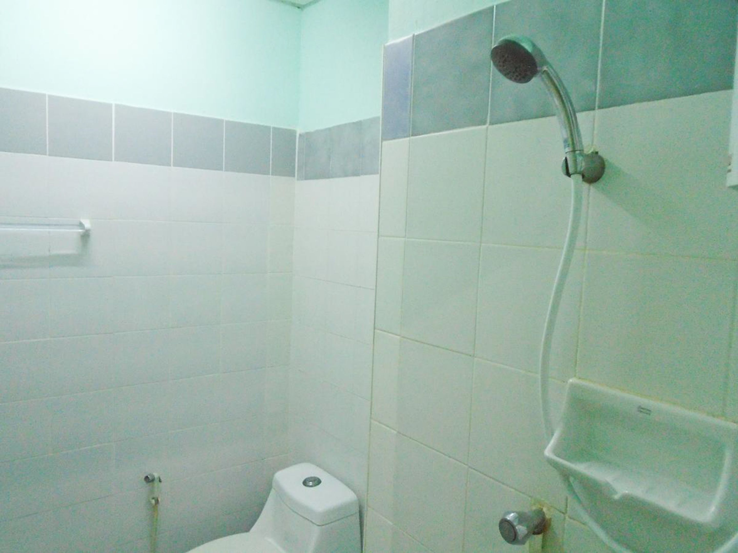 Standard Room, 1 King Bed, Non Smoking | Bathroom shower