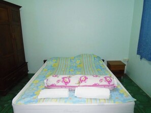 Chambre Standard, 1 très grand lit, non-fumeur | Accès au Wi-Fi (inclus)