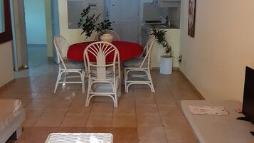 Apartamento básico, varias camas, no fumadores | Zona de estar | Una televisión, Netflix