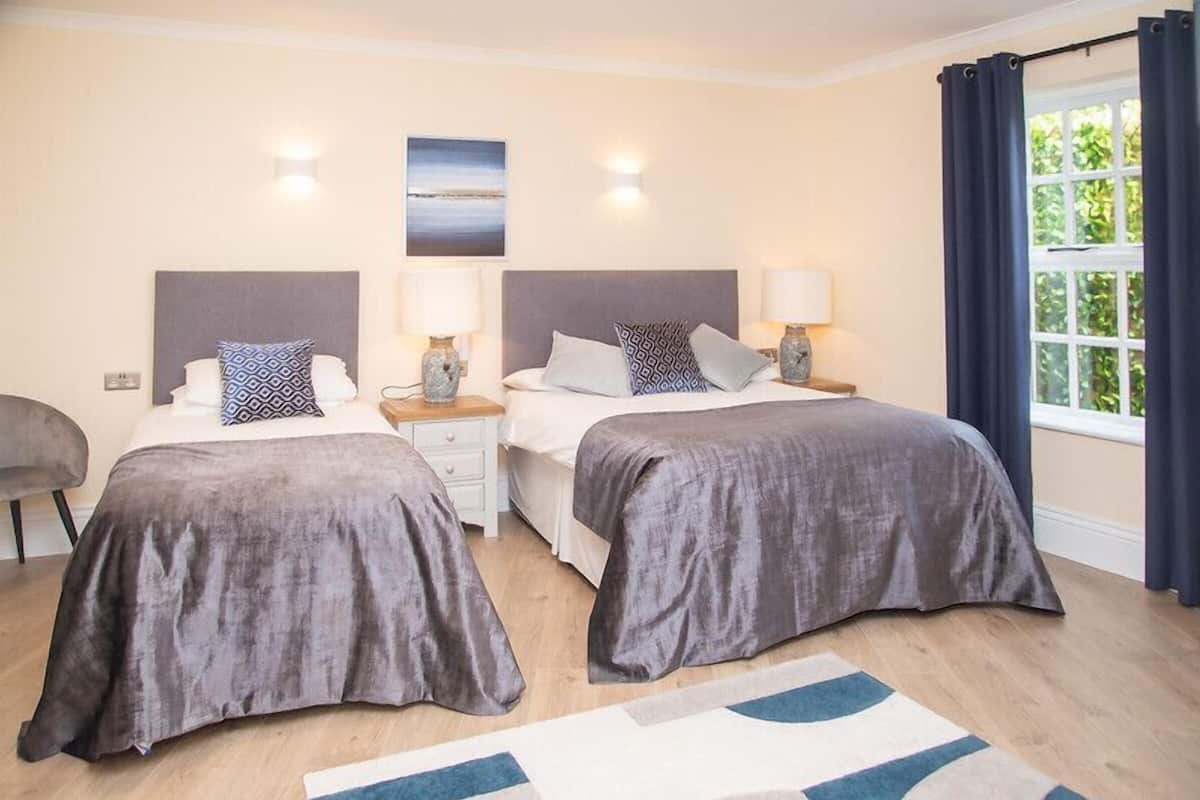 Habitación doble clásica | Ropa de cama de alta calidad y decoración personalizada