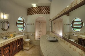 Douche, séchoir à cheveux, serviettes fournies, savon