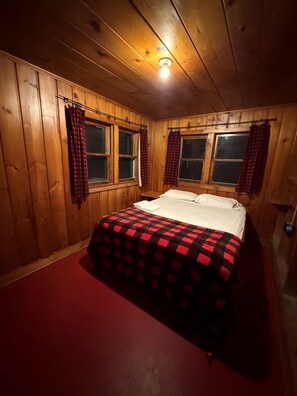 2 bedrooms, iron/ironing board, free WiFi, bed sheets - Cabin #7 - "Waugoshance" (Carp Lake)