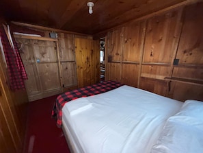2 bedrooms, iron/ironing board, free WiFi, bed sheets - Cabin #7 - "Waugoshance" (Carp Lake)