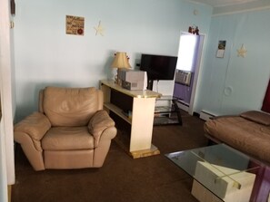 Een televisie, een dvd-speler en een stereo