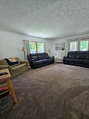 Televisión, reproductor de DVD y estéreo 