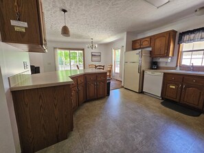 Refrigerador con congelador, microondas, horno y parrilla de estufa 