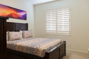 3 bedrooms, iron/ironing board, WiFi, bed sheets - Gated Ocotillo house, pool heater, BBQ, golf views (Chandler)