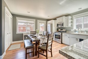 Fridge, microwave, oven, stovetop - Great location in Old Mill District ! ♥ Fenced Backyard,  ♥ Pet Friendly! (Bend)