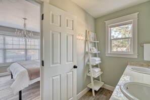 3 bedrooms, iron/ironing board, WiFi, bed sheets - Great location in Old Mill District ! ♥ Fenced Backyard,  ♥ Pet Friendly! (Bend)