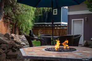 Outdoor dining - Great location in Old Mill District ! ♥ Fenced Backyard,  ♥ Pet Friendly! (Bend)