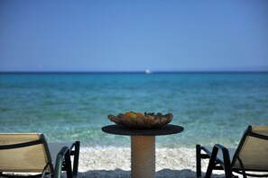 PĂ„ stranden, solstolar, parasoller och strandhanddukar