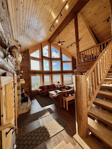 Mountaintop Cabin-secluded but close to everything!
