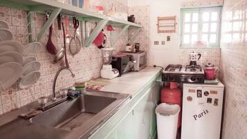 Geladeira, micro-ondas, cooktop, cafeteira/chaleira