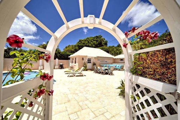 "I've used Airbnb all over the world..and this was the nicest and best run I have ever come across. If there was a 10 start option, I would definitely give it to this one!" Myrhia, May 2017.