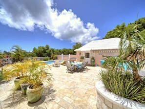 Outdoor dining - Cottage Priv. Pool & Tennis Beach 5 min Central (Paget)