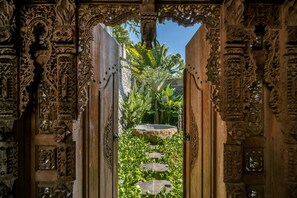 Property grounds - 180° Sea View Lovina 4BR Villa (Lovina)