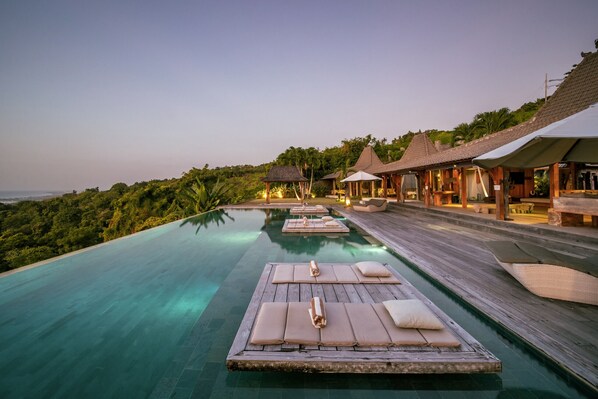 Pool - 180° Sea View Lovina 4BR Villa (Lovina)