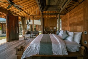 4 bedrooms, in-room safe, iron/ironing board, free WiFi - 180° Sea View Lovina 4BR Villa (Lovina)