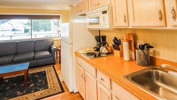 Full-size fridge, microwave, stovetop, coffee/tea maker