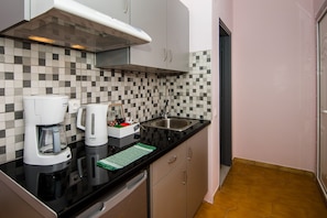 Refrigerador, parrilla de estufa, cafetera y tetera y tetera eléctrica 