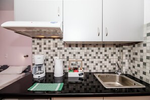 Een koelkast, een kookplaat, een koffiezetapparaat/waterkoker