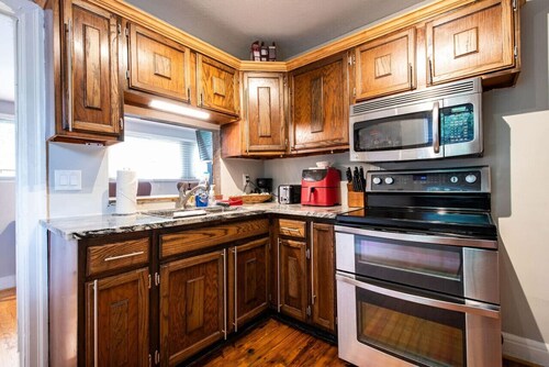 The Camp Taylor Cottage Close to Airport/ Downtown