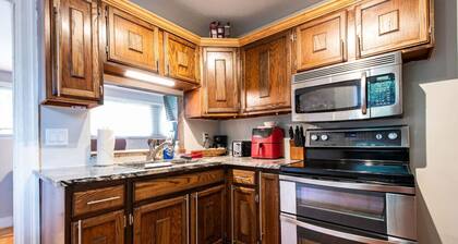 The Camp Taylor Cottage Close to Airport/ Downtown