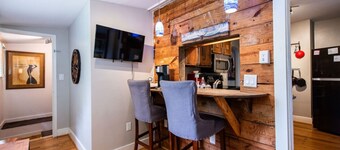 The Camp Taylor Cottage Close to Airport/ Downtown