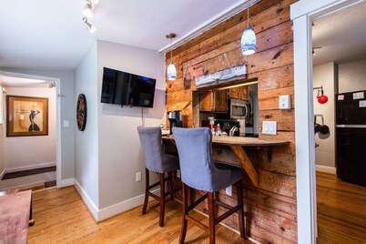 The Camp Taylor Cottage Close to Airport/ Downtown