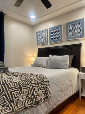 3 makuuhuonetta, työpöytä, silitysrauta/-lauta, vauvan matkasänky