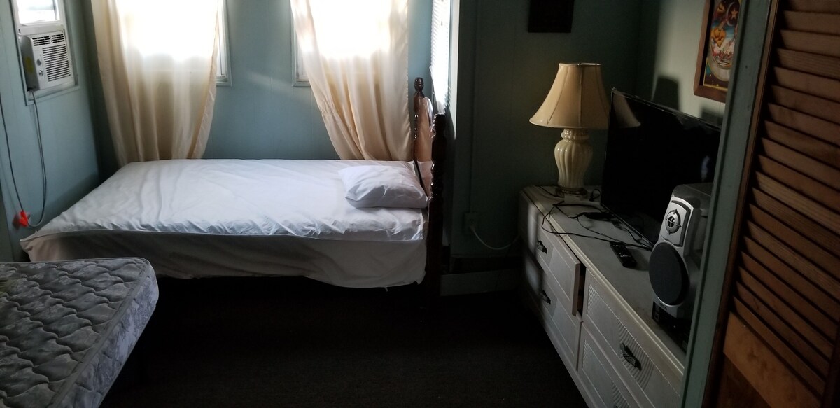 1BRpet/420FriendlyCloseToBeachSundeckSmartTV,Aug/SeptDealsPromWkndsSeniorWks"21"