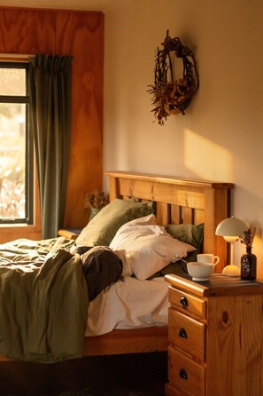 1 bedroom, desk, bed sheets