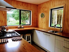 Een koelkast, een oven, een kookplaat, een koffiezetapparaat/waterkoker