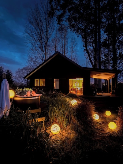 Fiery Peak Eco-Retreat with Stargazing & Wood-fired hot tub