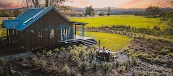 Fiery Peak Eco-Retreat with Stargazing & Wood-fired hot tub
