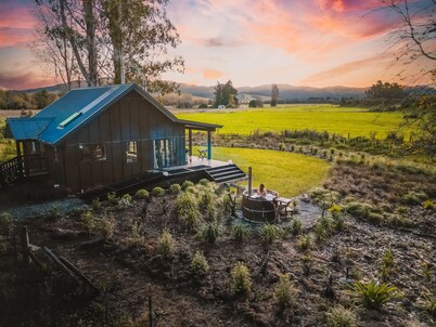 Fiery Peak Eco-Retreat with Stargazing & Wood-fired hot tub