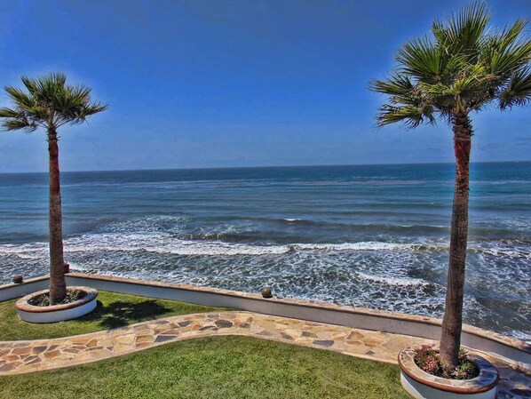 Rannalla, aurinkotuoleja