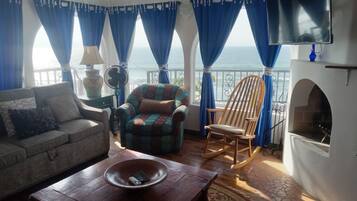 Smart TV, fireplace, video games, Netflix