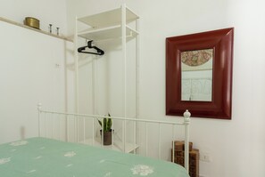 1 slaapkamer, een strijkplank/strijkijzer, gratis wifi, beddengoed