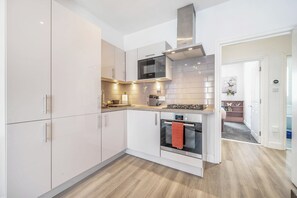 Fridge, microwave, oven, stovetop - Light & Modern 2-Bed Notting Hill Apartment (London)