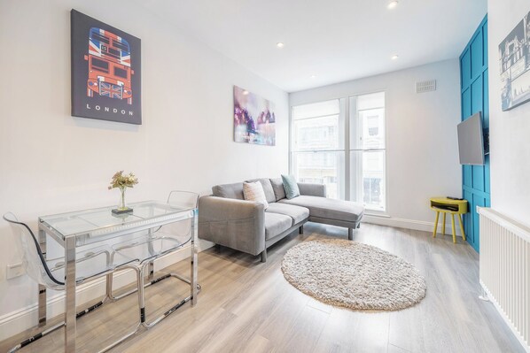 LED-Fernseher, Netflix, Bücher, Streaming-Dienste