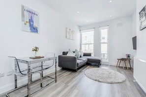 LED TV, Netflix, books, streaming services - Light & Modern 2-Bed Notting Hill Apartment (London)