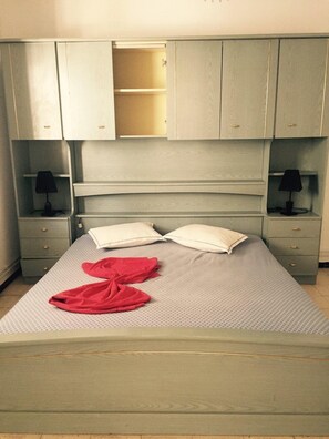 2 chambres, fer et planche à repasser, Wi-Fi, draps fournis