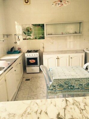 Fridge, microwave, oven, coffee/tea maker