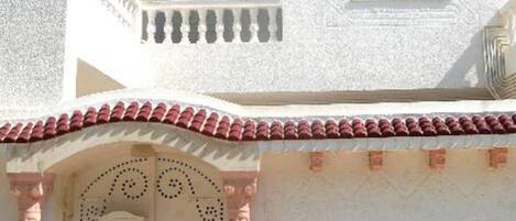 تفاصيل الفندق من الخارج