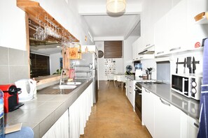 ثلاجة، ميكروويف، فرن، موقد طهي مسطح