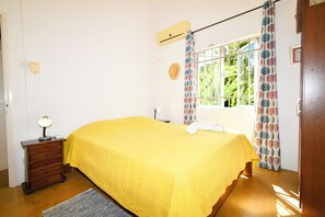 3 bedrooms, in-room safe, iron/ironing board, travel cot