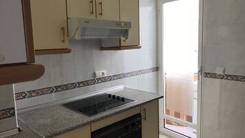 Refrigerador, microondas, parrilla de estufa y cafetera y tetera