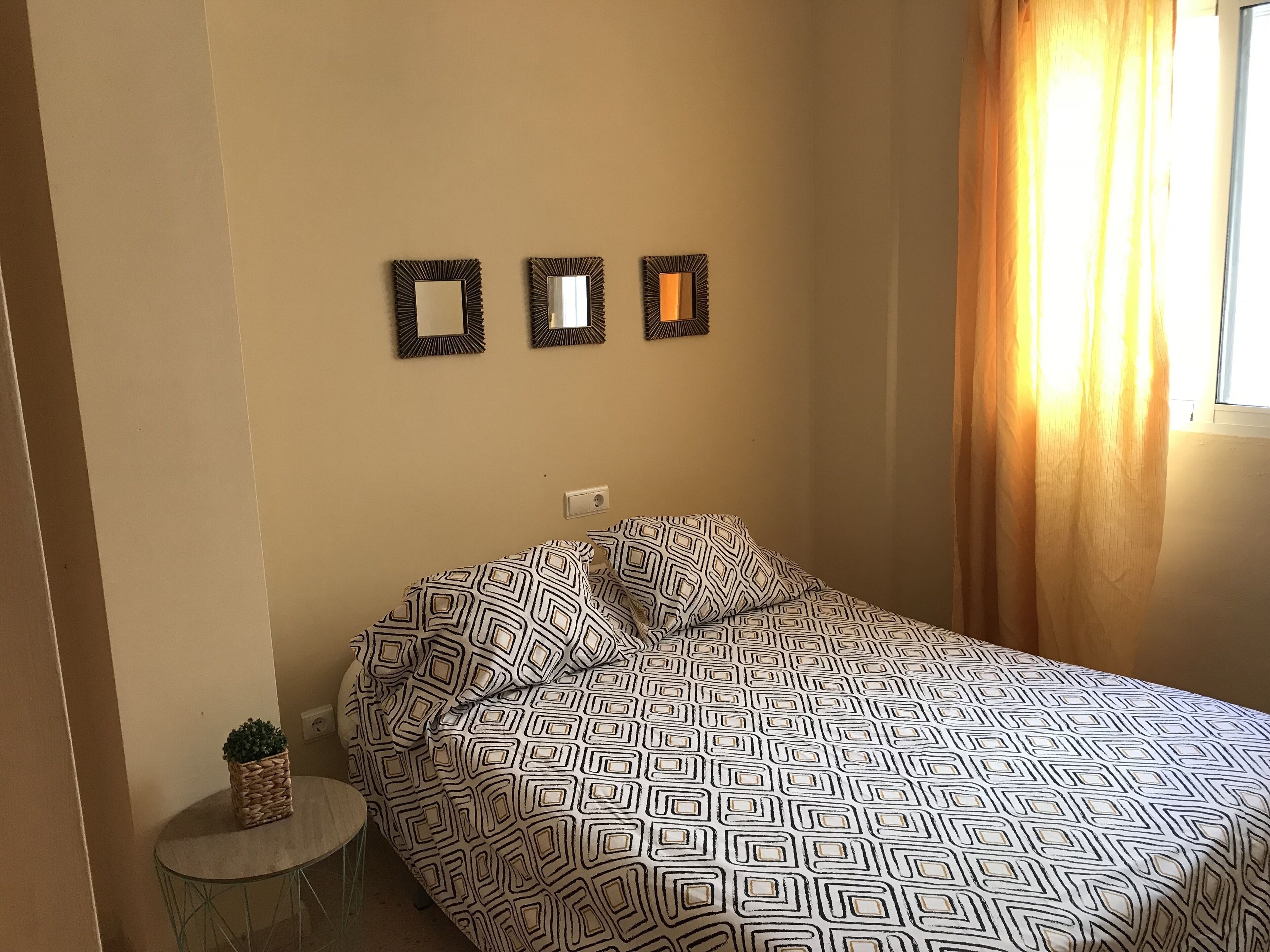 2 habitaciones, tabla de planchar con plancha, wifi y ropa de cama 