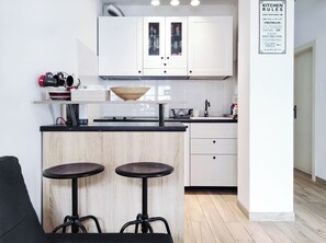 Fridge, microwave, oven, stovetop - Apartment with a Terrace and Free Parking - Beach Nearby (Split)
